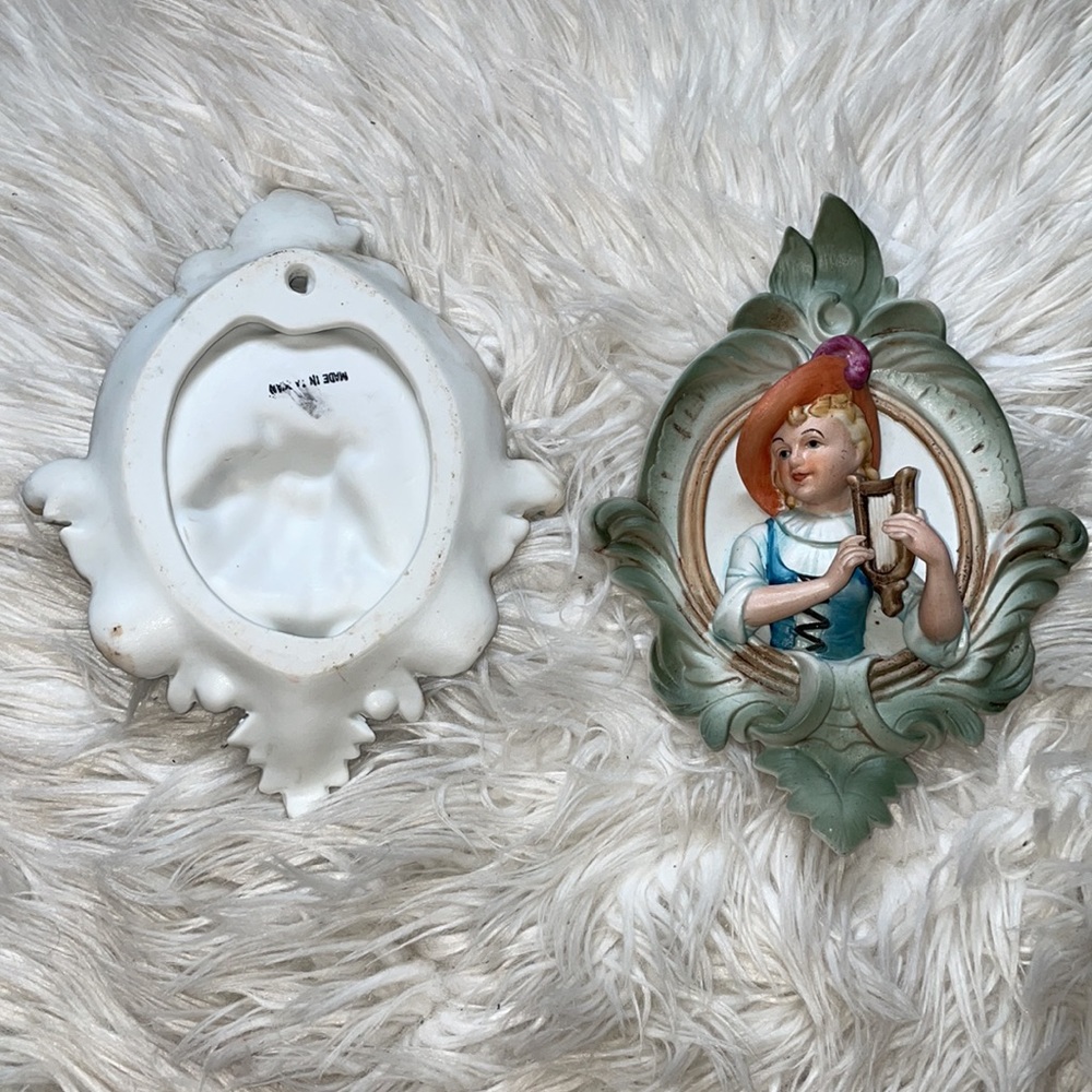 Vintage boy and girl 3D ceramic wall girl plaque - Picture 8 of 10